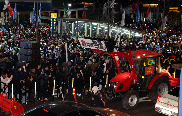 22일 오후 서울 용산구 한강진역에서 열린 ‘윤석열 대통령 체포·구속 농민 행진 보장 촉구 시민대회’에서 참가자들이 트랙터를 보며 환호하고 있다. 2024.12.22  연합뉴스