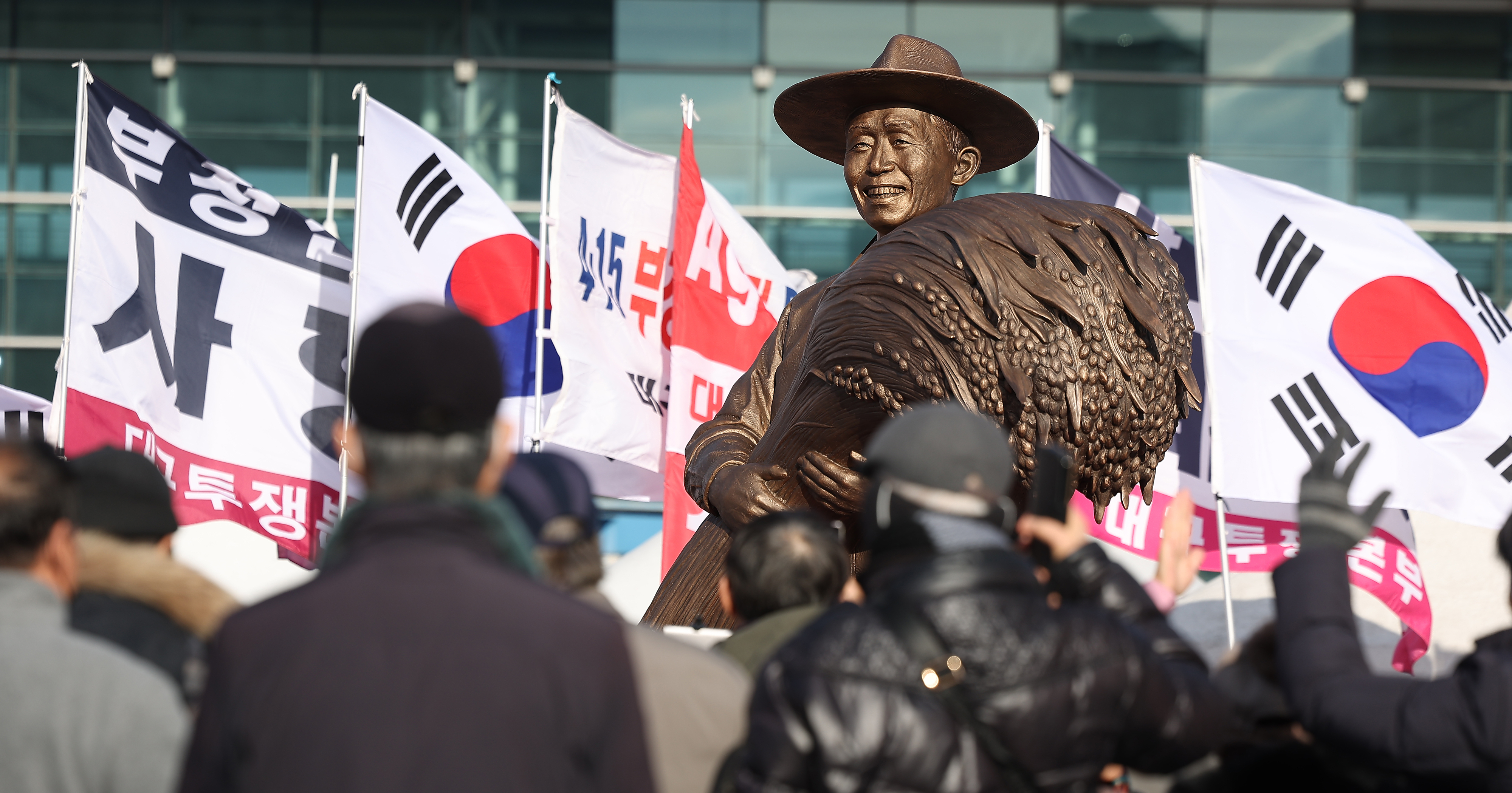 박정희 동상 반기는 보수단체