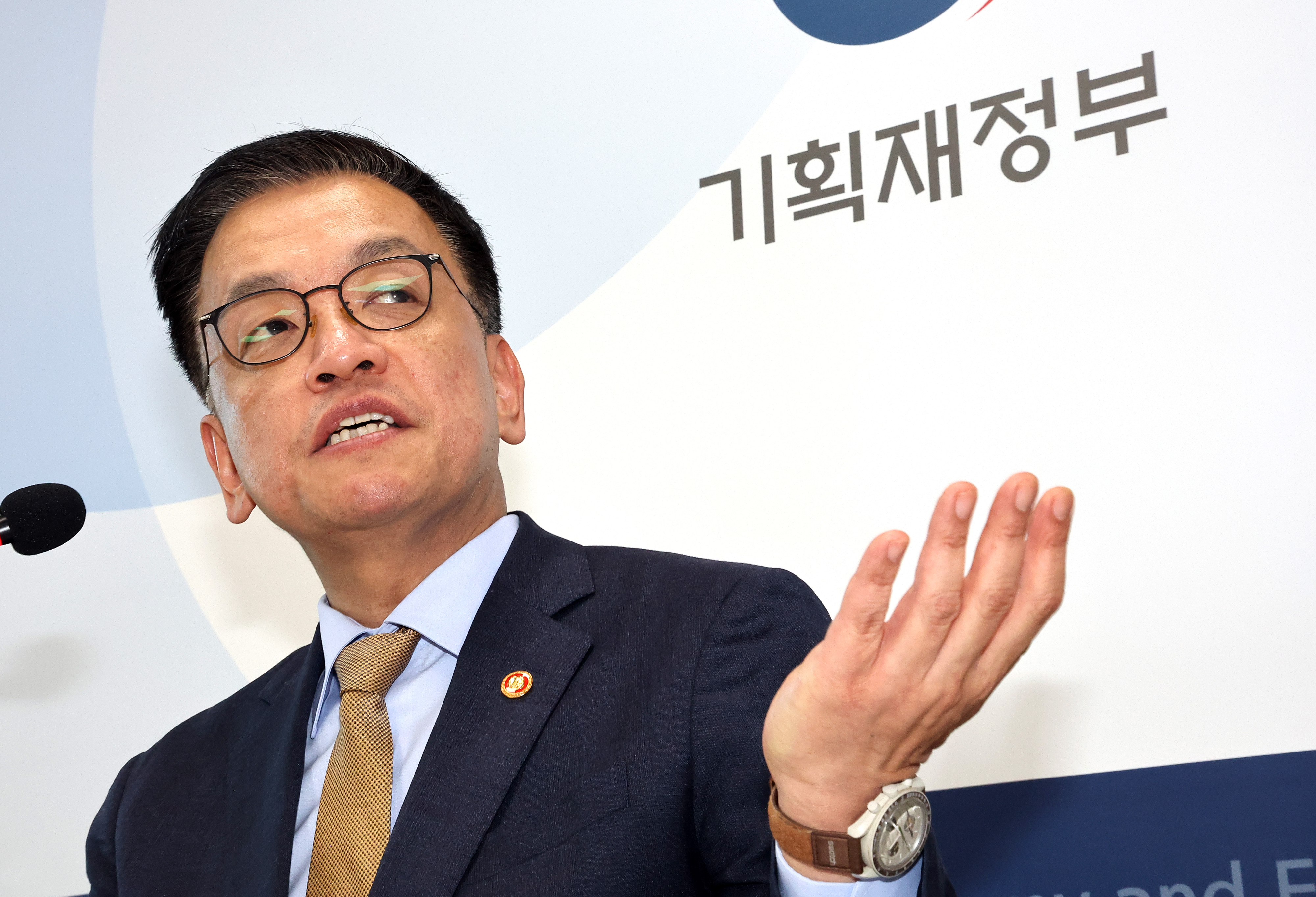 기자 질문에 답하는 최상목 부총리