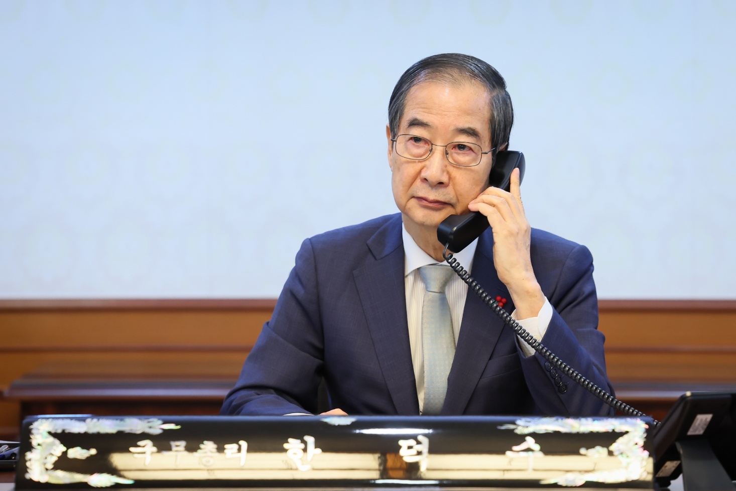 한덕수 대통령 권한대행 국무총리가 19일 정부서울청사에서 이시바 시게루 일본 총리와 전화 통화를 하고 있다. 2024.12.19 총리실 제공