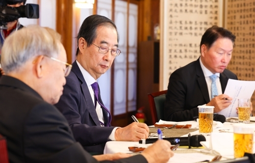 한덕수 대통령 권한대행 국무총리가 23일 국무총리 서울공관에서 열린 경제단체 오찬 간담회에서 참석자들의 발언을 경청하며 메모하고 있다. 연합뉴스