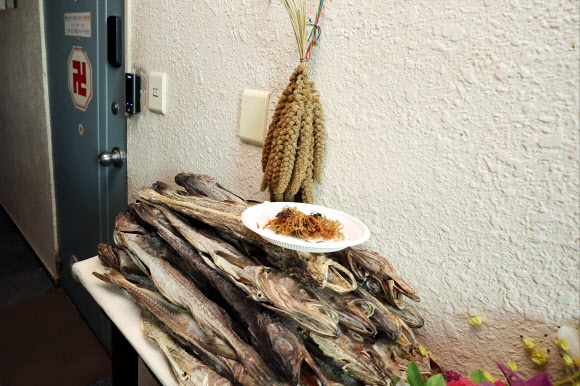 23일 오전 경기 안산시 상록구 소재 노상원 전 정보사령관이 차린 점집 앞에 제사 용품들이 쌓여 있다. 경찰 국가수사본부 특별수사단은 12?3 비상계엄 사전 기획 혐의를 받는 노 전 정보사령관의 점집을 압수 수색을 하는 과정에서 비상계엄 선포 후 군부대가 배치될 목표지와 배치 계획 등이 적힌 수첩 등을 확보해 조사 중이다. 2024.12.23. 연합뉴스