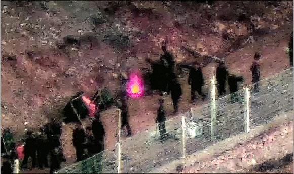 합참이 23일 언론에 배포한 ‘최근 북한군 동향’ 자료를 통해 러시아에 파병된 북한군 중 1천100여명의 사상자가 발생한 것을 확인했으며, 북한군은 현재 교대 또는 증원 파병을 준비하고 있다고 밝혔다. 북한은 또한 남북 군사분계선(MDL) 일대 경계를 강화하면서 대남 풍선 부양 준비를 이어가고 있으며, 연말께 중거리 탄도미사일(IRBM)급 극초음속 미사일을 발사할 가능성도 있는 것으로 평가됐다. 사진은 MDL 지역 북한군 철책과 모닥불. 2024.12.23. 합참 제공