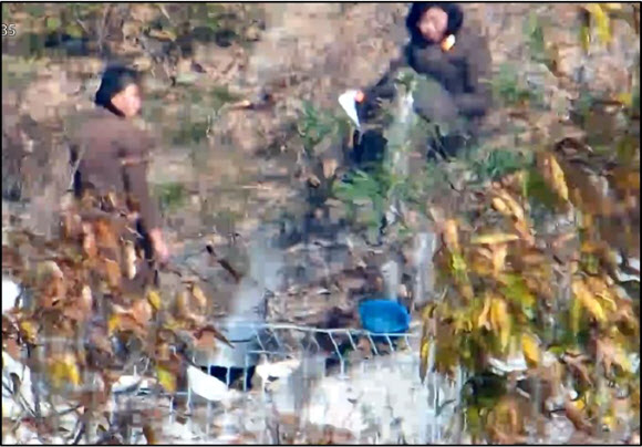 합참이 23일 언론에 배포한 ‘최근 북한군 동향’ 자료를 통해 러시아에 파병된 북한군 중 1천100여명의 사상자가 발생한 것을 확인했으며, 북한군은 현재 교대 또는 증원 파병을 준비하고 있다고 밝혔다. 북한은 또한 남북 군사분계선(MDL) 일대 경계를 강화하면서 대남 풍선 부양 준비를 이어가고 있으며, 연말께 중거리 탄도미사일(IRBM)급 극초음속 미사일을 발사할 가능성도 있는 것으로 평가됐다. 사진은 야지에서 취사하는 북한군. 2024.12.23. 합참 제공