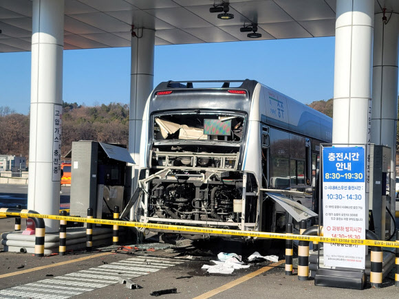23일 오전 충북 충주시 목행동 수소충전소에서 시내버스가 폭발했다. 사진은 사고 현장 모습. 2024.12.23  충주시 제공