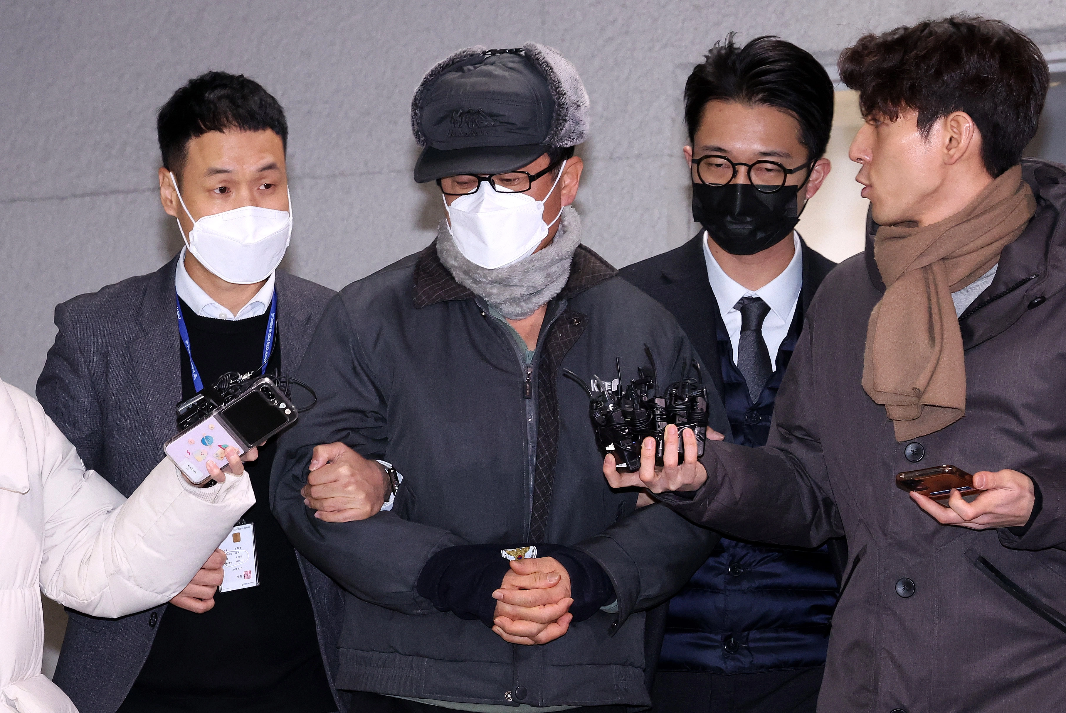 12·3 비상계엄 사태를 사전에 모의한 혐의를 받는 노상원 전 정보사령관이 2024년 12월 24일 서울 은평구 서부경찰서에서 검찰로 송치되고 있다. 뉴스1