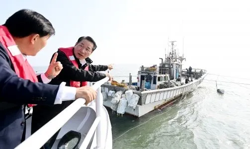 지난 10월 17일 연평도를 방문한 유정복 인천시장(오른쪽)과 문경복 인천 옹진군수가 어업지도선을 타고 어민들의 조업 현장을 둘러보며 대화하고 있다.[인천시 제공]