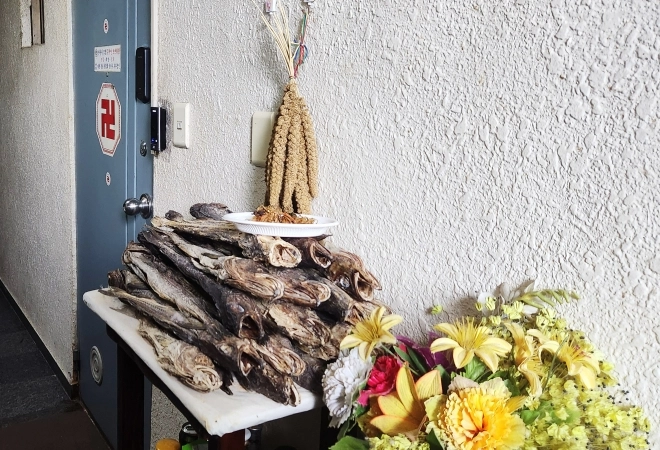 경찰 국가수사본부 특별수사단은 12·3 비상계엄 사전 기획 혐의를 받는 노상원 전 정보사령관의 거주지인 경기도 안산시의 ‘점집’을 압수 수색을 하는 과정에서 수첩 등을 확보해 조사 중이라고 20일 밝혔다. 수첩에는 비상계엄이 선포된 뒤 국회와 중앙선거관리위원회 등 군부대가 배치될 목표지와 군부대 배치 계획이 적혀있던 것으로 전해졌다. 노 전 사령관은 성추행 사건으로 불명예 전역을 한 후 자택에 점집을 차려 역술인으로 활동해왔다.    사진은 지난 20일 촬영된 노상원의 점집 입구. 2024.12.22 (독자 제공) 연합뉴스