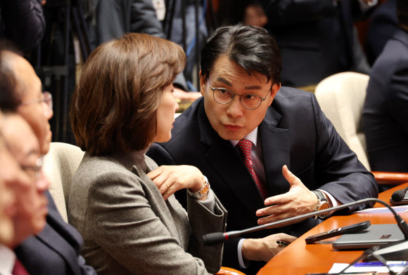 국민의힘 나경원(왼쪽)-윤상현 의원이 24일 오전 국회에서 열린 의원총회에서 대화하고 있다. 2024.12.24 연합뉴스