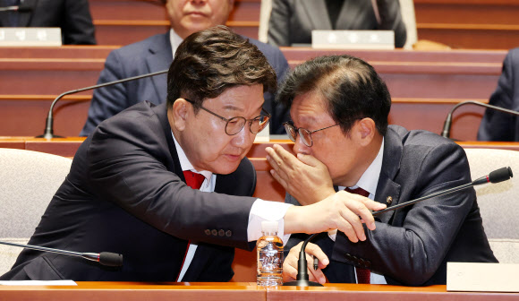 국민의힘 권성동 당 대표 권한대행 겸 원내대표와 박형수 원내수석부대표가 24일 오전 국회에서 열린 의원총회에서 대화하고 있다. 2024.12.24 연합뉴스