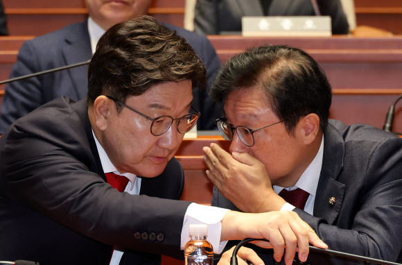 국민의힘 권성동 당 대표 권한대행 겸 원내대표와 박형수 원내수석부대표가 24일 오전 국회에서 열린 의원총회에서 대화하고 있다. 2024.12.24 연합뉴스