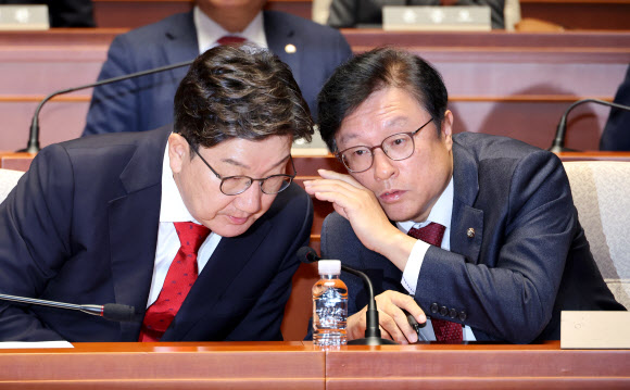 국민의힘 권성동 당 대표 권한대행 겸 원내대표와 박형수 원내수석부대표가 24일 오전 국회에서 열린 의원총회에서 대화하고 있다. 2024.12.24 연합뉴스