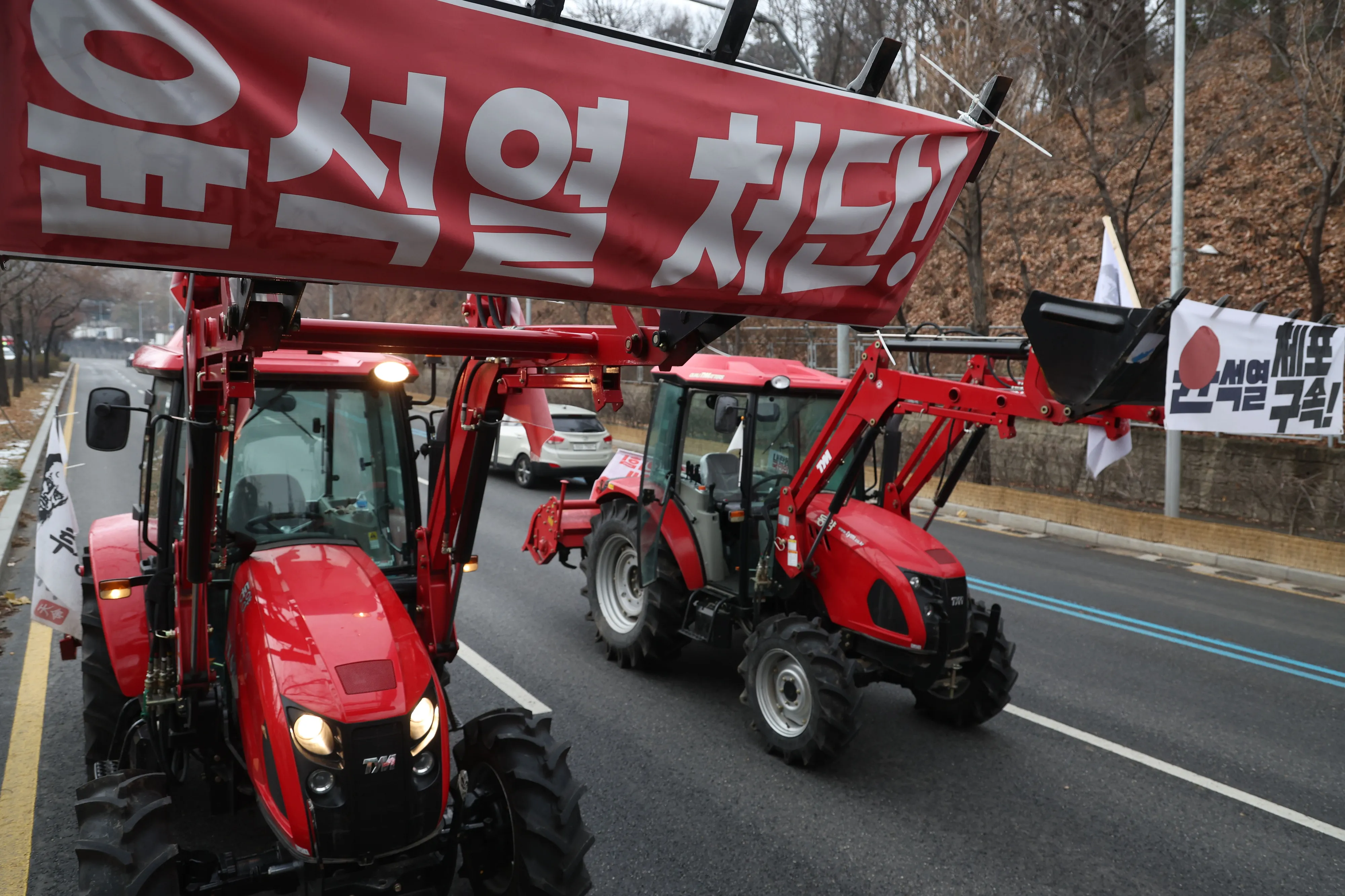 남태령 고개 인근에서 막힌 트랙터들  전국농민회총연맹 전봉준 투쟁단 농민들이 21일 윤석열 대통령 체포 등을 촉구하며 트랙터와 트럭 수십 대를 몰고 상경하던 중 서울 남태령 고개 인근에서 경찰에 가로막혀 있다. 2024.12.21 뉴시스