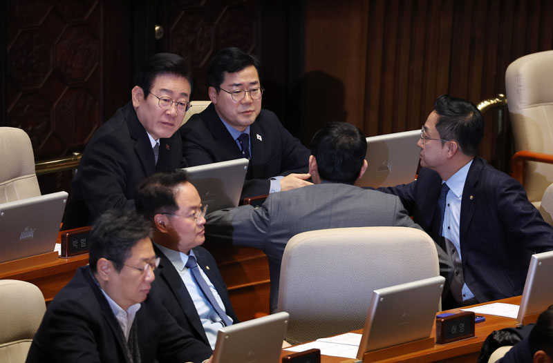 더불어민주당 이재명 대표가 26일 오후 마은혁, 정계선, 조한창 헌법재판소 재판관 선출안이 상정되는 국회 본회의장에서 당 지도부와 대화하고 있다.  2024.12.26 연합뉴스