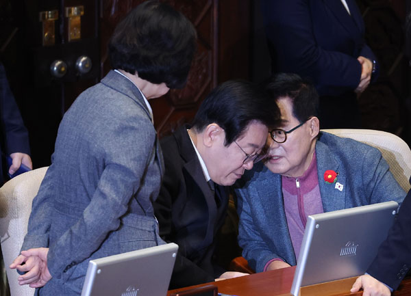 더불어민주당 이재명 대표가 26일 오후 마은혁, 정계선, 조한창 헌법재판소 재판관 선출안이 상정되는 국회 본회의장에서 박지원 의원과 대화하고 있다. 2024.12.26 연합뉴스