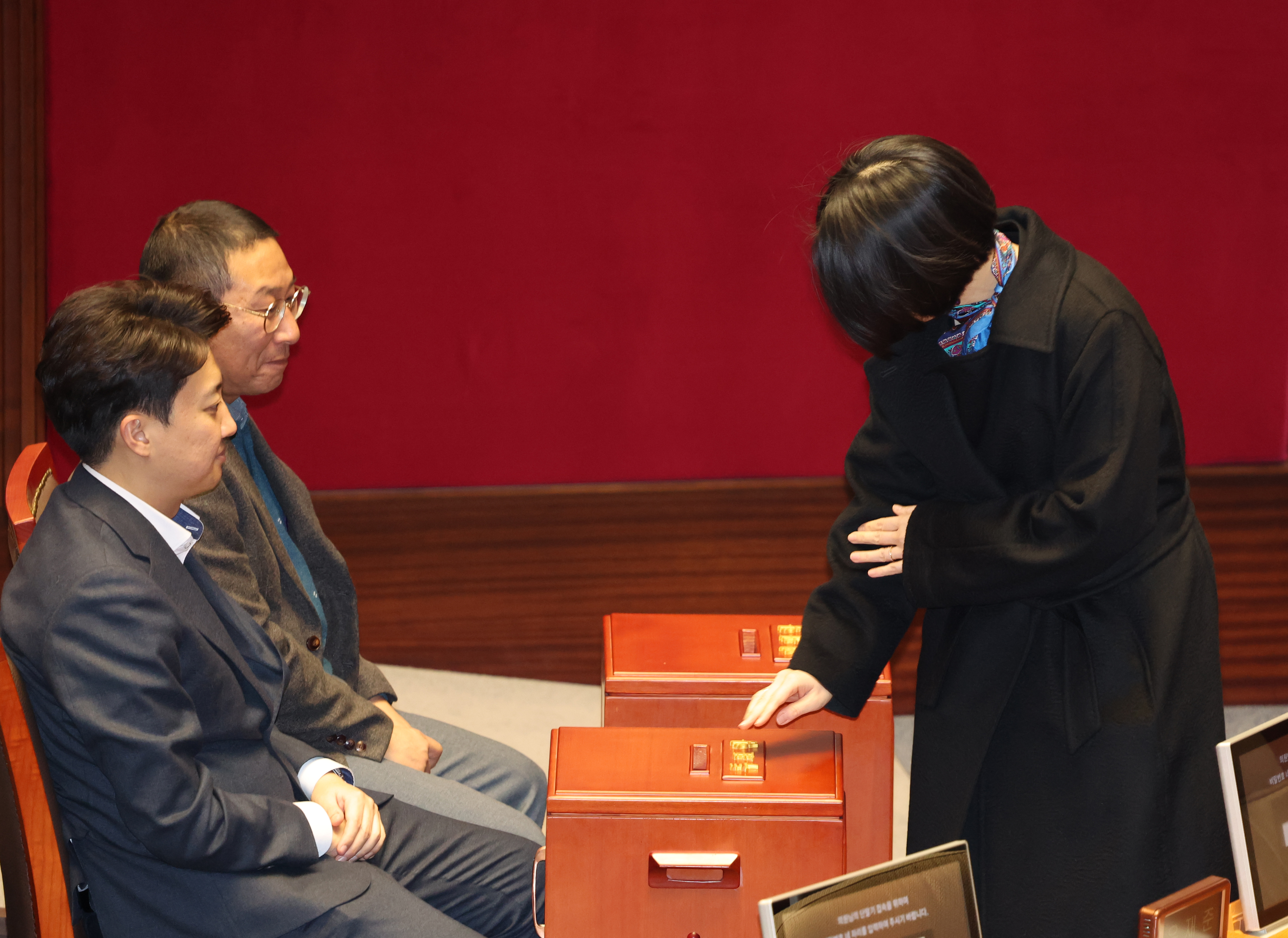 한지아 국민의힘 의원이 26일 서울 여의도 국회에서 열린 제420회 국회(임시회) 제1차 본회의에서 마은혁, 정계선, 조한창 헌법재판소 재판관 선출안 투표를 하고 있다. 2024.12.26.  뉴시스