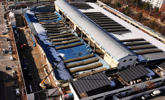 26일 오후 지난달 말 폭설로 무너진 경기도 안양시 동안구 안양농수산물도매시장 청과동 지붕 철거 작업이 진행되고 있다.  안양시는 우선 청과동 남측 지붕 철거작업을 26일 시작해 내년 1월 20일까지 마무리한 뒤 북측 지붕도 순차적으로 철거할 예정이다. 2024.12.26  연합뉴스