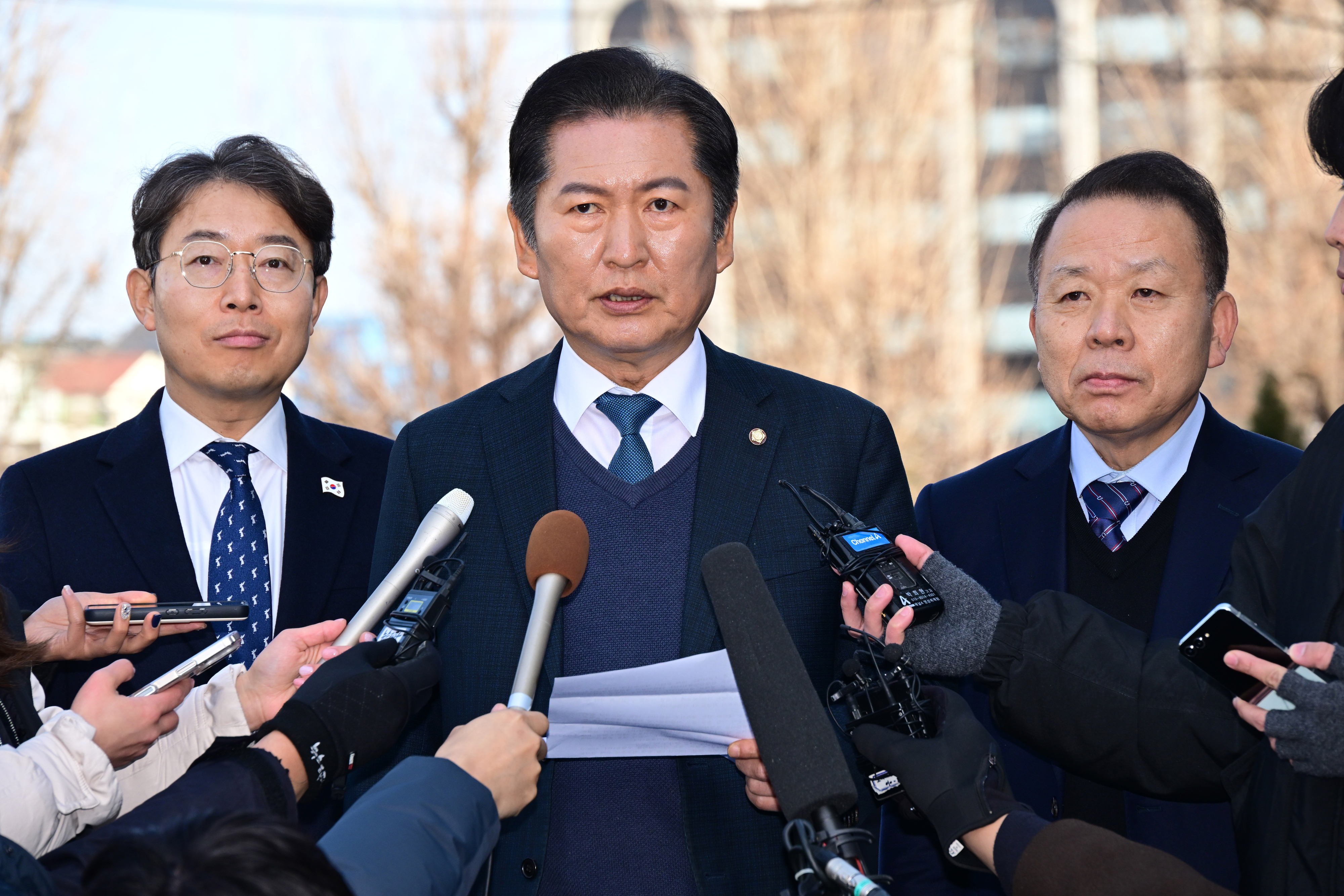 정청래 국회 탄핵소추단장이 27일 오후 서울 헌법재판소 소심판정에서 열린 윤석열 대통령 탄핵 사건에 대한 첫 변론준비기일 출석에 앞서 입장을 발표하고 있다. 왼쪽부터 최기상 더불어민주당 의원, 정청래 단장, 법률대리인단 공동 대표 김이수 전 헌법재판관. 2024.12.27 공동취재