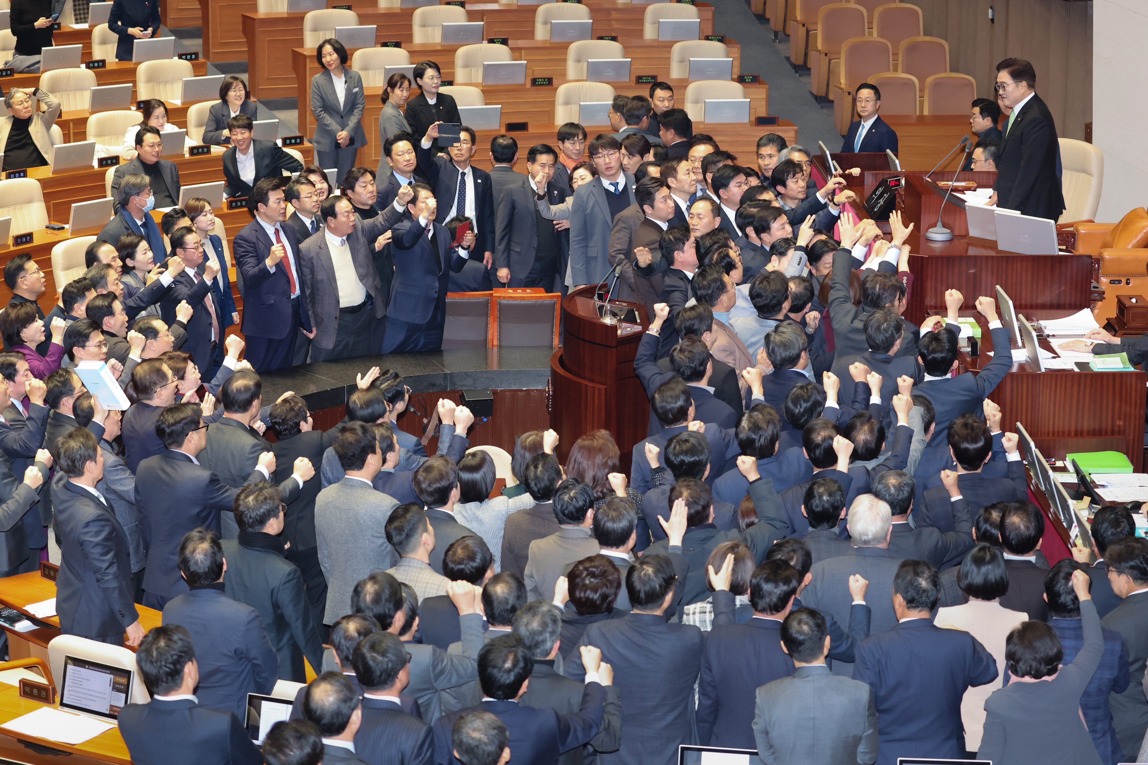 우원식 국회의장이 27일 오후 국회 본회의에서 한덕수 국무총리 탄핵소추안 가결 의결정족수에 대한 설명(재적의원 과반수 찬성)을 하자 국민의힘 의원들이 항의하고 있다. 2024.12.27 연합뉴스