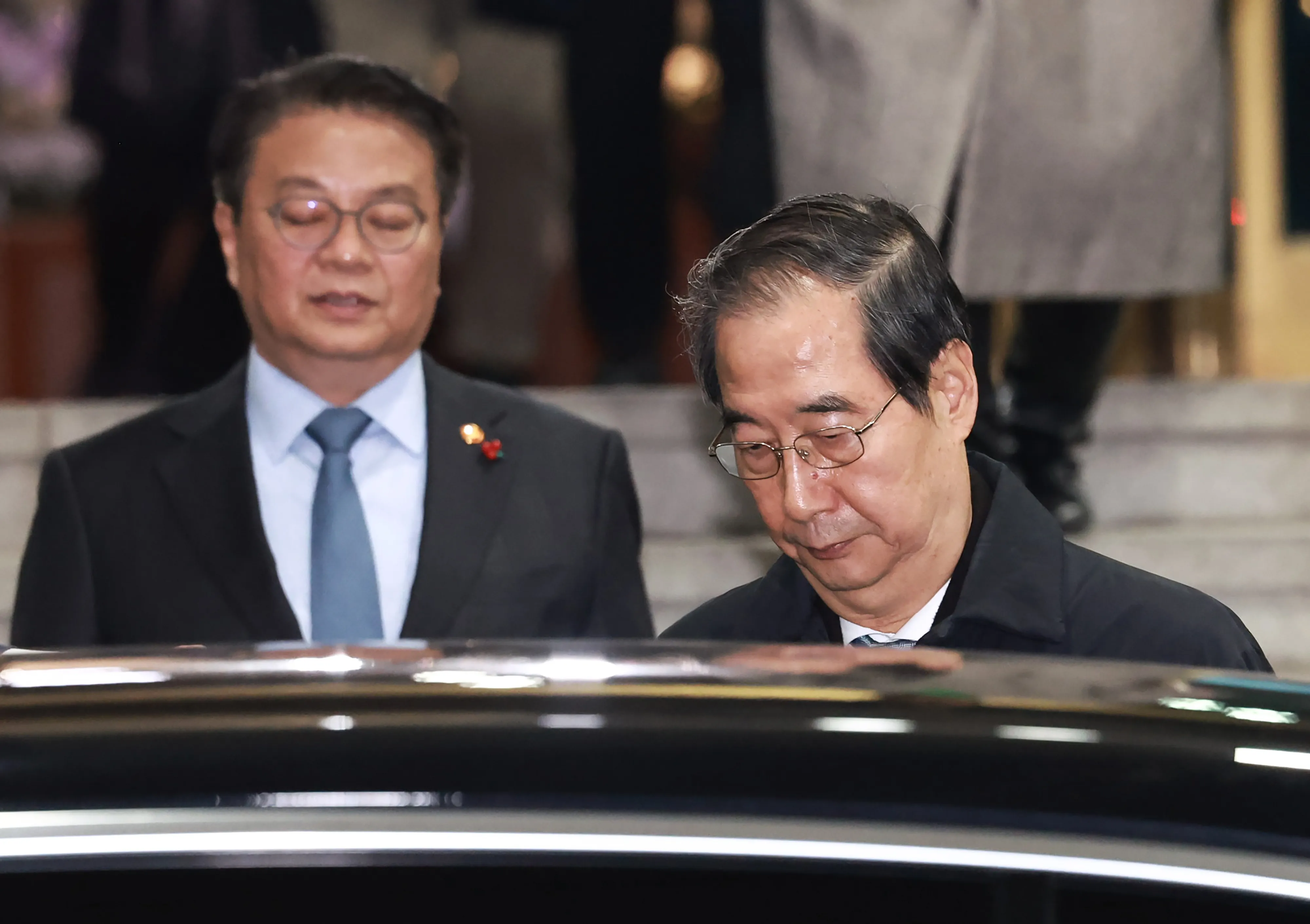 정부서울청사 나서는 한덕수 국무총리  국회 탄핵소추 가결로 직무가 정지된 한덕수 국무총리가 27일 오후 서울 종로구 정부서울청사를 나서고 있다.  연합뉴스