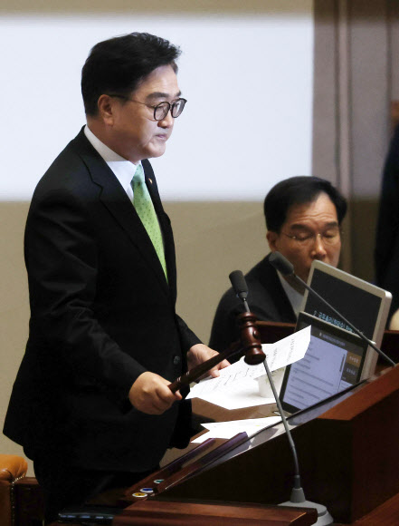 우원식 국회의장이 27일 오후 서울 여의도 국회 본회의에서 한덕수 국무총리 탄핵소추안에 대한 가결을 선포하고 있다. 2024.12.27 연합뉴스