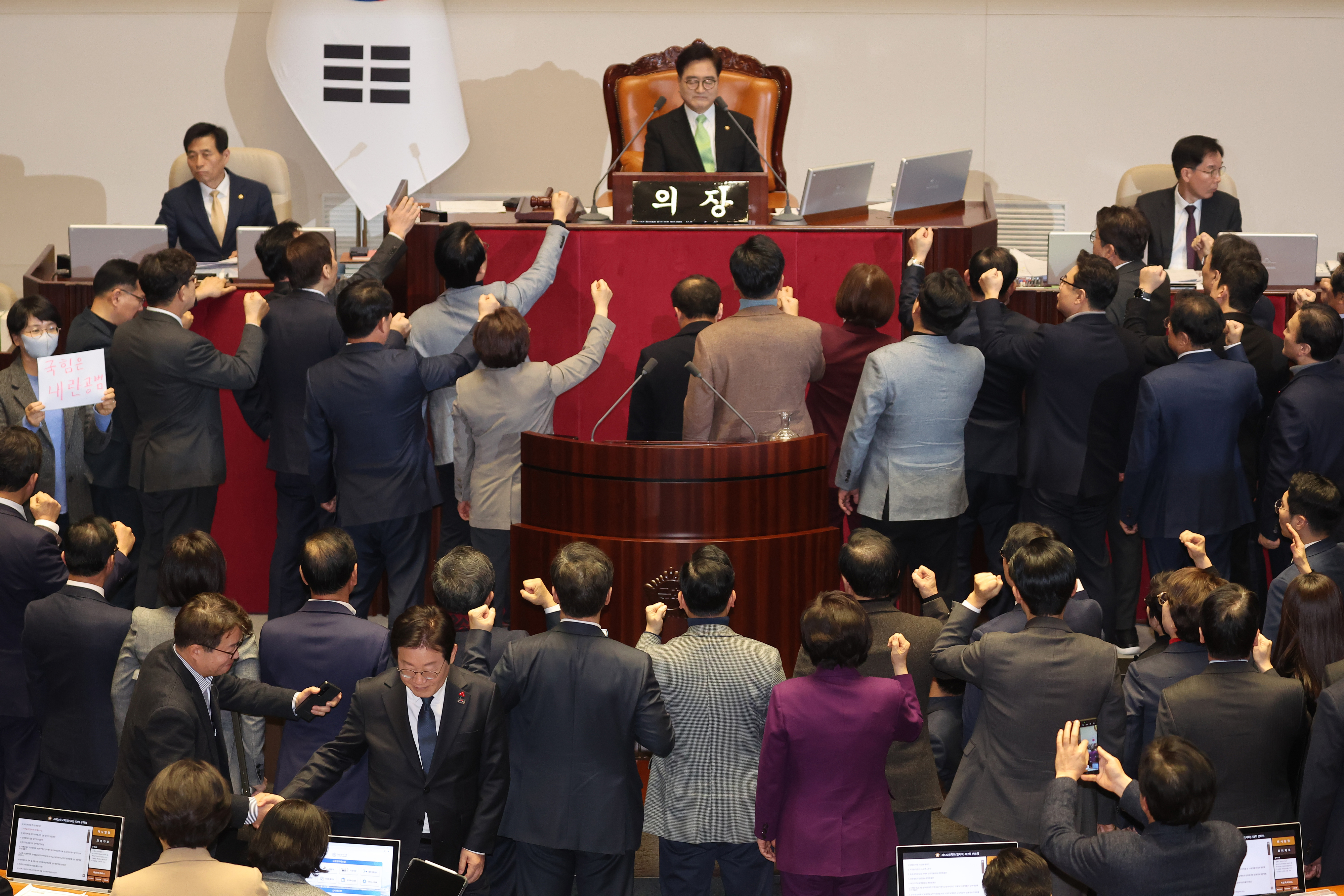 이재명 더불어민주당 대표가 27일 오후 국회 본회의에서 국민의힘 의원들이 우원식 국회의장에게 항의하는 동안 한덕수 국무총리 탄핵소추안에 투표한 뒤 자리로 향하고 있다. 2024.12.27 연합뉴스