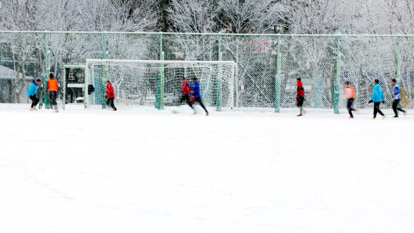 ‘우중 축구’