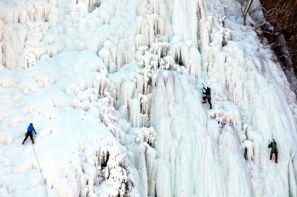 인제 매바위 겨울폭포