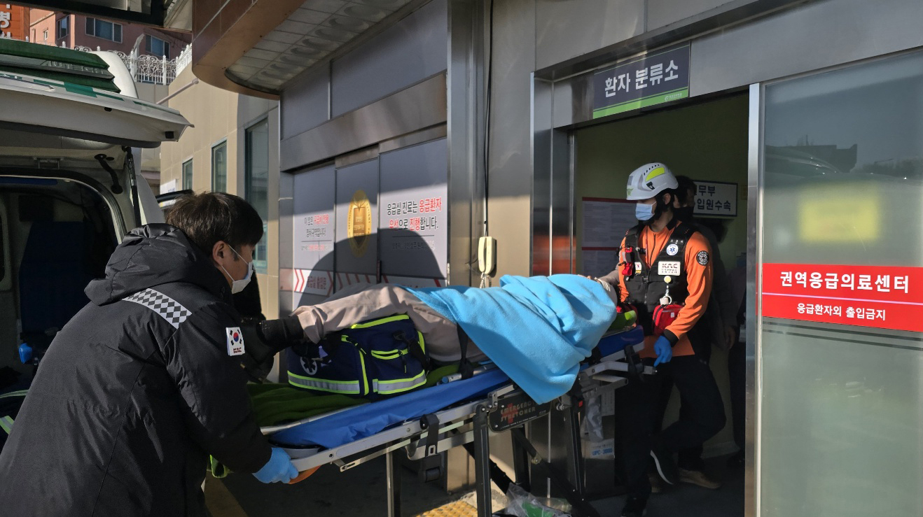 병원 이송되는 무안공항 여객기사고 구조자