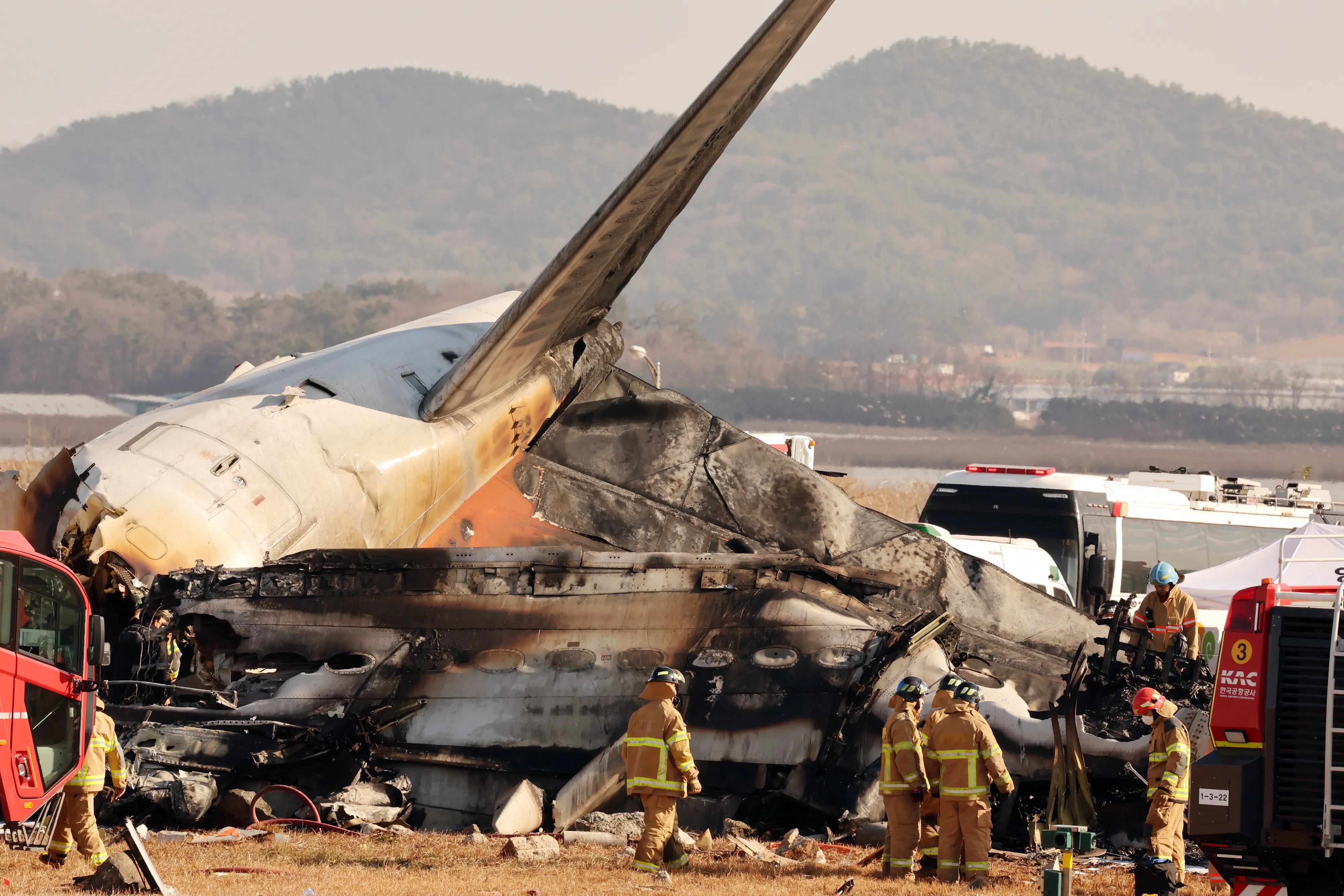 29일 오전 전남 무안국제공항 활주로에 여객기가 추락해 사고 수습이 이뤄지고 있다. 이날 오전 9시 7분쯤 승객과 승무원 181명을 태운 태국발 제주항공 7C2216편 항공기가 무안공항 착륙을 시도하던 중 활주로 외벽에 부딪혀 폭발했다. 2024.12.29 뉴스1