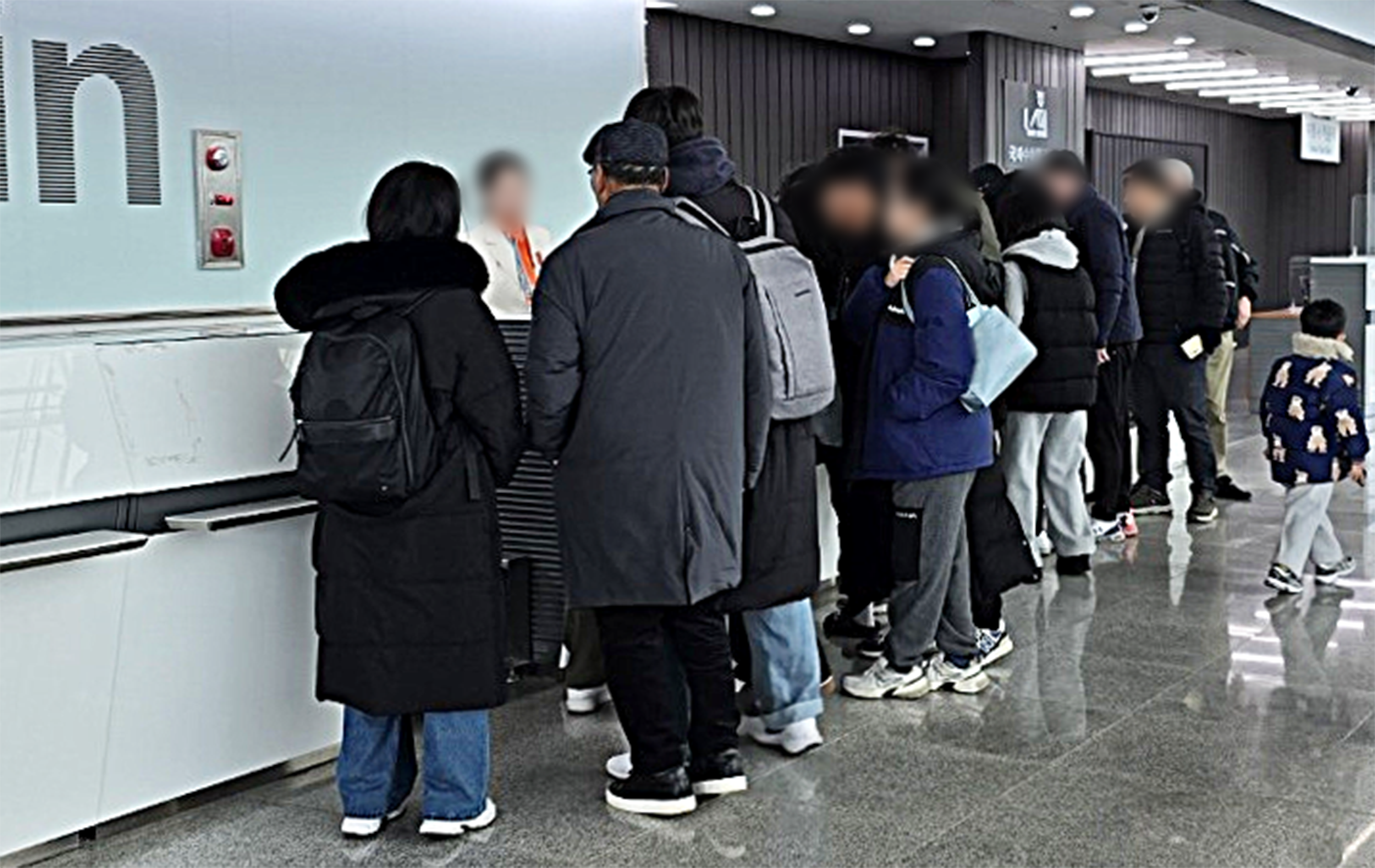 29일 전남 무안공항에서 항공기 추락사고가 발생했다. 사진은 이날 전남 무안공항 제주항공 카운터에서 탑승객 가족들이 사고 관련 항의하고 있다. 2024.12.29 무안 홍행기 기자