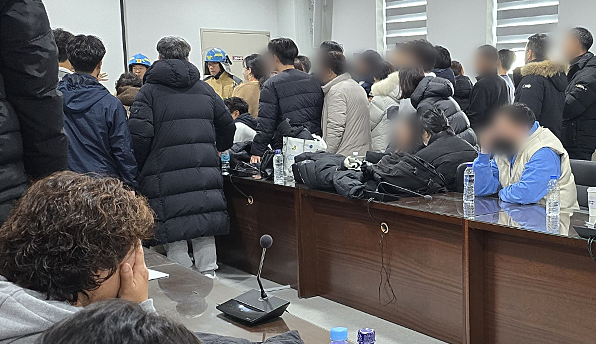 29일 전남 무안공항에서 항공기 추락사고가 발생했다. 사진은 이날 무안공항에서 사고 여객기 탑승객 가족이 소방관계자와 대화하고 있다. 2024.12.29 무안 홍행기 기자