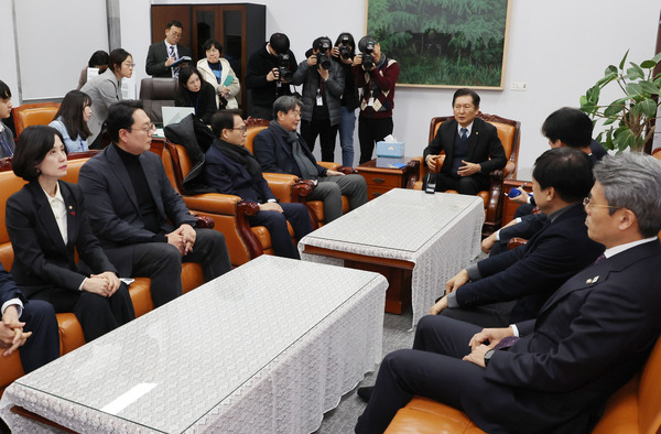 17일 오후 서울 여의도 국회 법제사법위원장실에서 열린 ‘윤석열 대통령 탄핵소추단’ 1차 회의 모습. 2024.12.17 연합뉴스