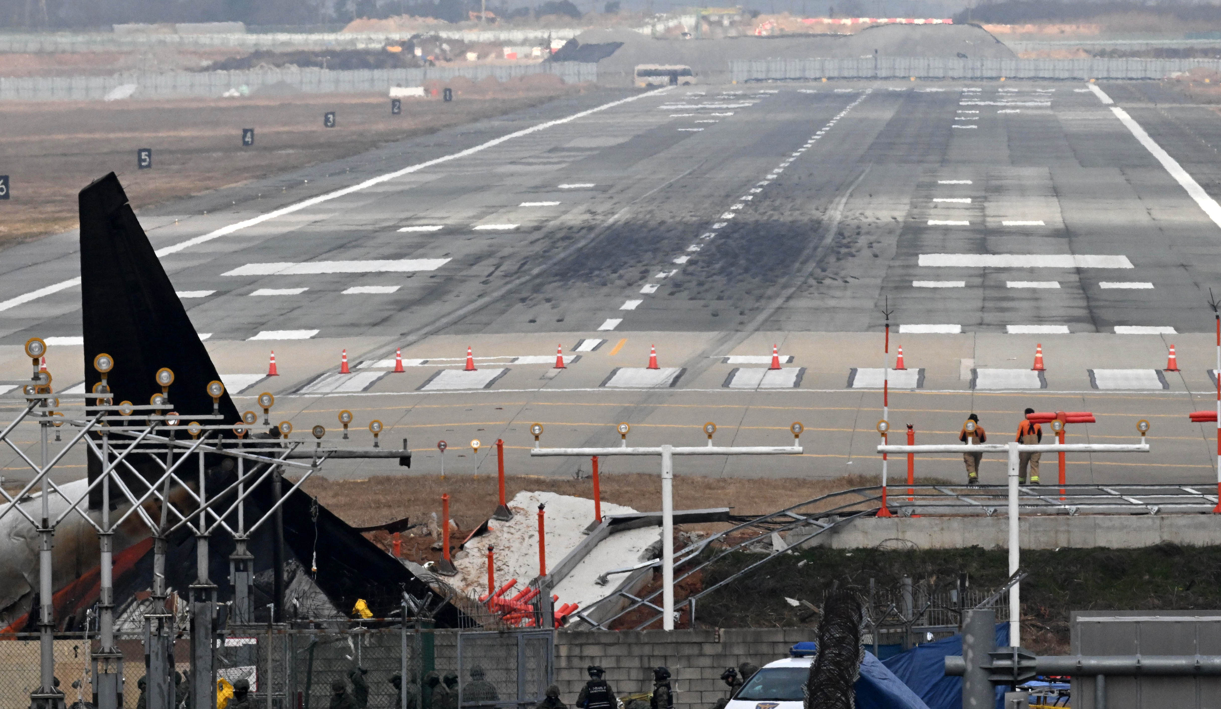 30일 오전 전남 무안국제공항 활주로에 전날 발생한 제주항공 여객기 충돌 폭발 사고 당시 동체 착륙으로 미끄러진 흔적이 보이고 있다. 2024.12.30 도준석 전문기자