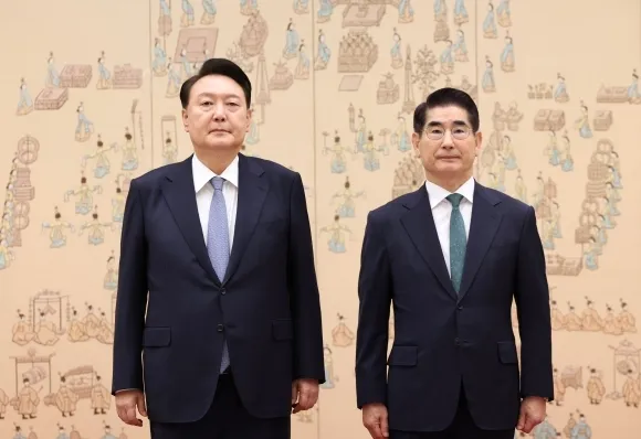 윤석열 대통령이 6일 서울 용산 대통령실 청사에서 김용현 신임 국방부 장관에게 임명장을 수여한 뒤 기념촬영을 하고 있다. 공수본은 30일 내란수괴 혐의 등으로 윤 대통령에 대한 체포영장을 법원에 청구했고 김 전 장관은 계엄 주도 혐의로 지난 10일 검찰에 구속됐다. 2024.9.6.
연합뉴스