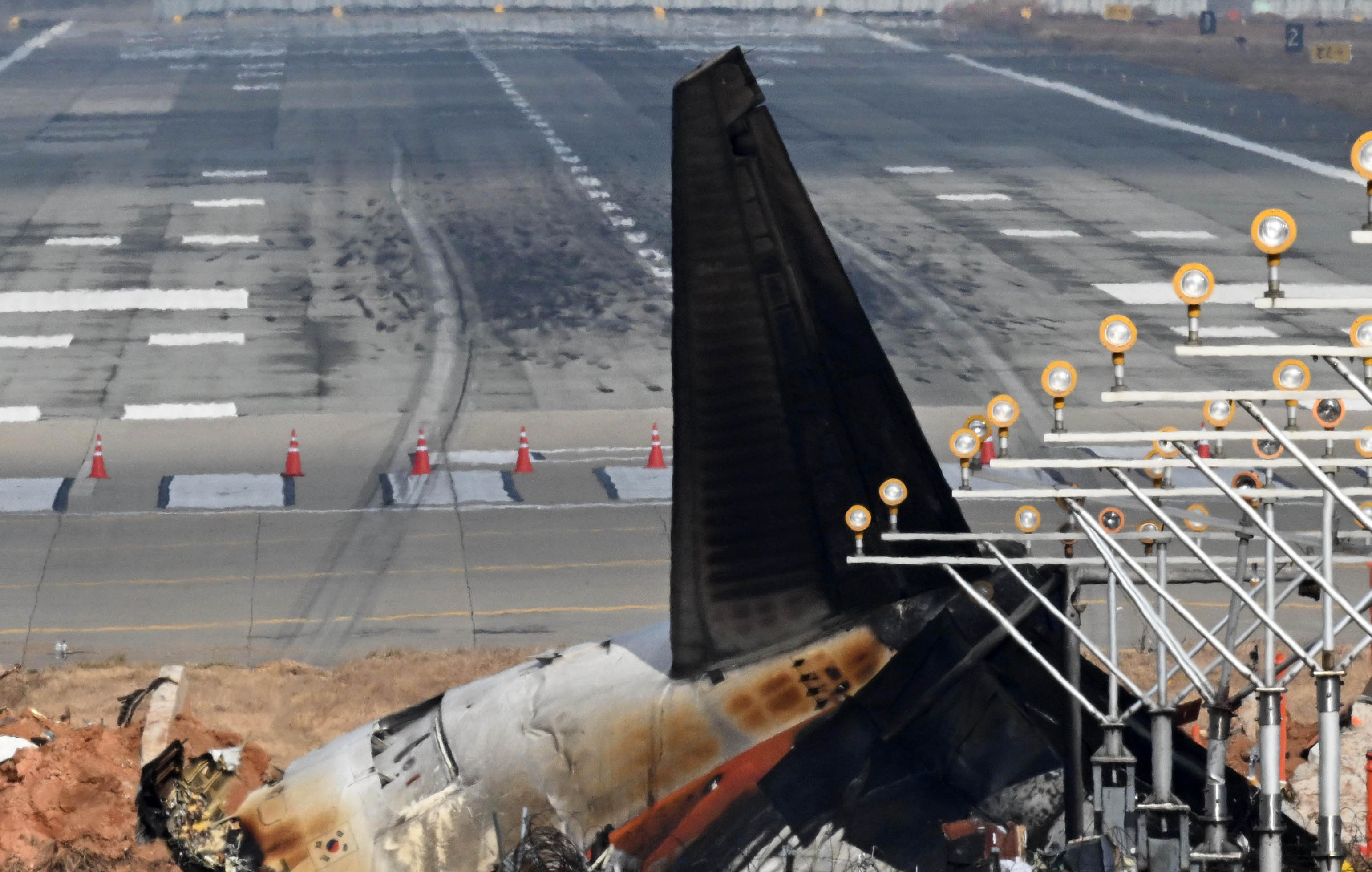 30일 오전 전남 무안국제공항 활주로에 전날 발생한 제주항공 여객기 충돌 폭발 사고 당시 동체 착륙으로 미끄러진 흔적이 보이고 있다. 2024.12.30 도준석 전문기자