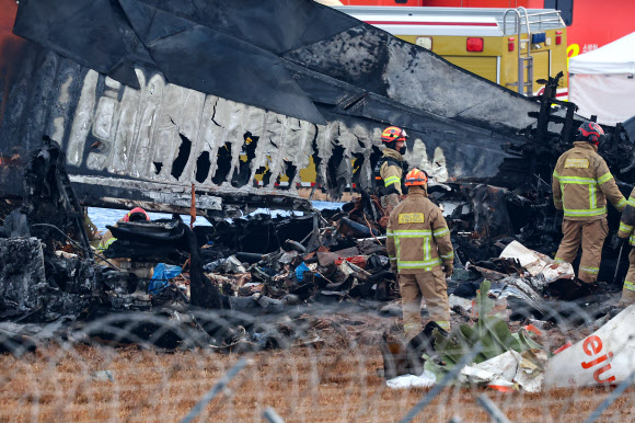 30일 오전 전남 무안군 무안국제공항에서 발생한 제주항공 여객기 충돌 폭발 사고 현장에서 소방대원 등이 수색작업을 펼치고 있다. 2024.12.30  연합뉴스