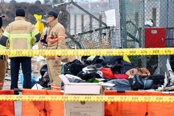 30일 오전 전남 무안군 무안국제공항 제주항공 여객기 충돌 폭발 사고 현장에 탑승객들의 가방과 캐리어가 놓여 있다.   2024.12.30  연합뉴스