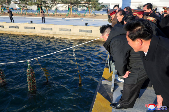 김정은 북한 국무위원장이 참석한 가운데 신포시 바닷가양식사업소 준공식이 28일에 진행되었다고 조선중앙통신이 30일 보도했다. 2024.12.30  평양 조선중앙통신·연합뉴스