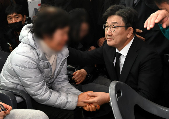 국민의힘 권성동 당대표 권한대행 및 원내대표가 30일 오전 무안국제공항에서 제주항공 여객기 사고 탑승객 가족들을 위로하고 있다. 2024.12.30  공동취재