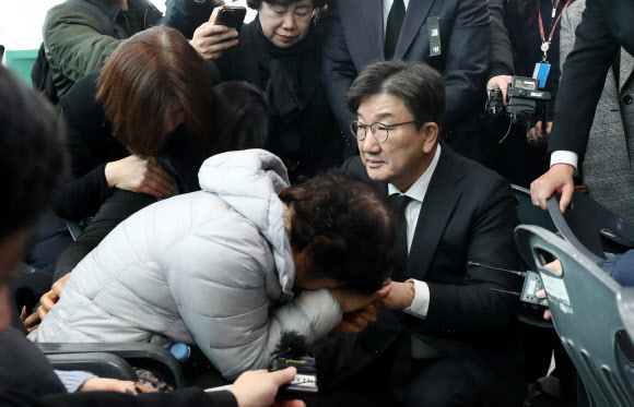 국민의힘 권성동 당대표 권한대행 및 원내대표가 30일 오전 무안국제공항에서 제주항공 여객기 사고 탑승객 가족들을 위로하고 있다. 2024.12.30  공동취재