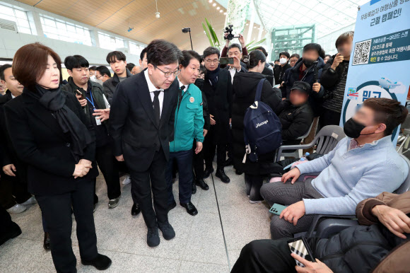 국민의힘 권성동 당대표 권한대행 및 원내대표가 30일 오전 무안국제공항에서 제주항공 여객기 사고 탑승객 가족들에게 고개 숙여 인사하고 있다. 2024.12.30  공동취재