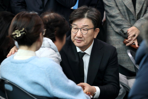 국민의힘 권성동 당대표 권한대행 및 원내대표가 30일 오전 무안국제공항에서 제주항공 여객기 사고 탑승객 가족들을 위로하고 있다. 2024.12.30  공동취재