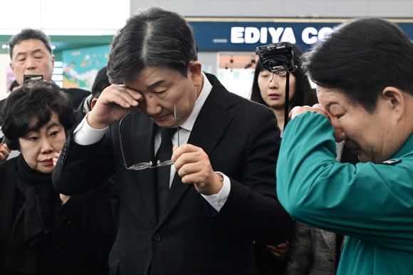 국민의힘 권성동 당대표 권한대행 및 원내대표가 30일 오전 무안국제공항에서 제주항공 여객기 사고 탑승객 가족들을 위로하며 눈물 흘리고 있다. 2024.12.30  공동취재