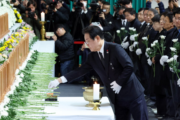 30일 전남 무안군 무안종합스포츠파크에 마련된 제주항공 여객기 사고 합동분향소에서 더불어민주당 이재명 대표가 헌화하고 있다. 2024.12.30  공동취재