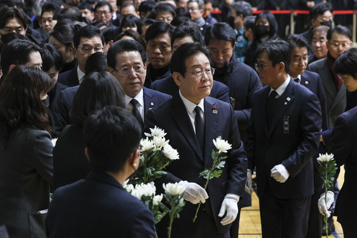 이재명 더불어민주당 대표를 비롯한 당 지도부가 30일 전남 무안군 무안종합스포츠파크에 마련된 제주항공 여객기 사고 희생자 합동분향소에 조문을 하기 위해 들어서고 있다.  2024.12.30 공동취재