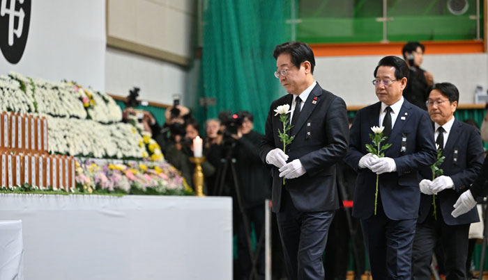 이재명 더불어민주당 대표가 30일 전남 무안군 무안종합스포츠파크에 마련된 제주항공 여객기 사고 희생자 합동분향소에서 조문하고 있다.  2024.12.30 공동취재