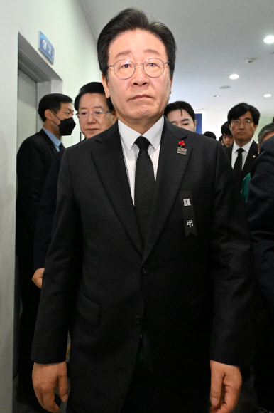 30일 오전 전남 무안군 무안종합스포츠파크에 마련된 제주항공 여객기 사고 희생자 합동분향소에서 더불어민주당 이재명 대표가 헌화·묵념을 마치고 이동하고 있다. 2024.12.30  공동취재