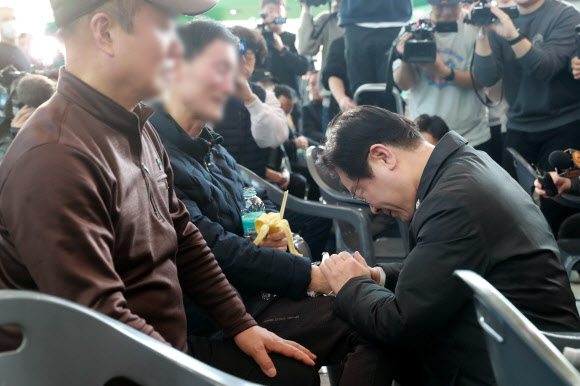 더불어민주당 이재명 대표가 30일 무안국제공항에서 제주항공 여객기 사고 탑승객 유가족들을 위로하고 있다. 2024.12.30  공동취재
