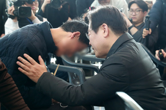 더불어민주당 이재명 대표가 30일 무안국제공항에서 제주항공 여객기 사고 탑승객 유가족들을 위로하고 있다. 2024.12.30  공동취재